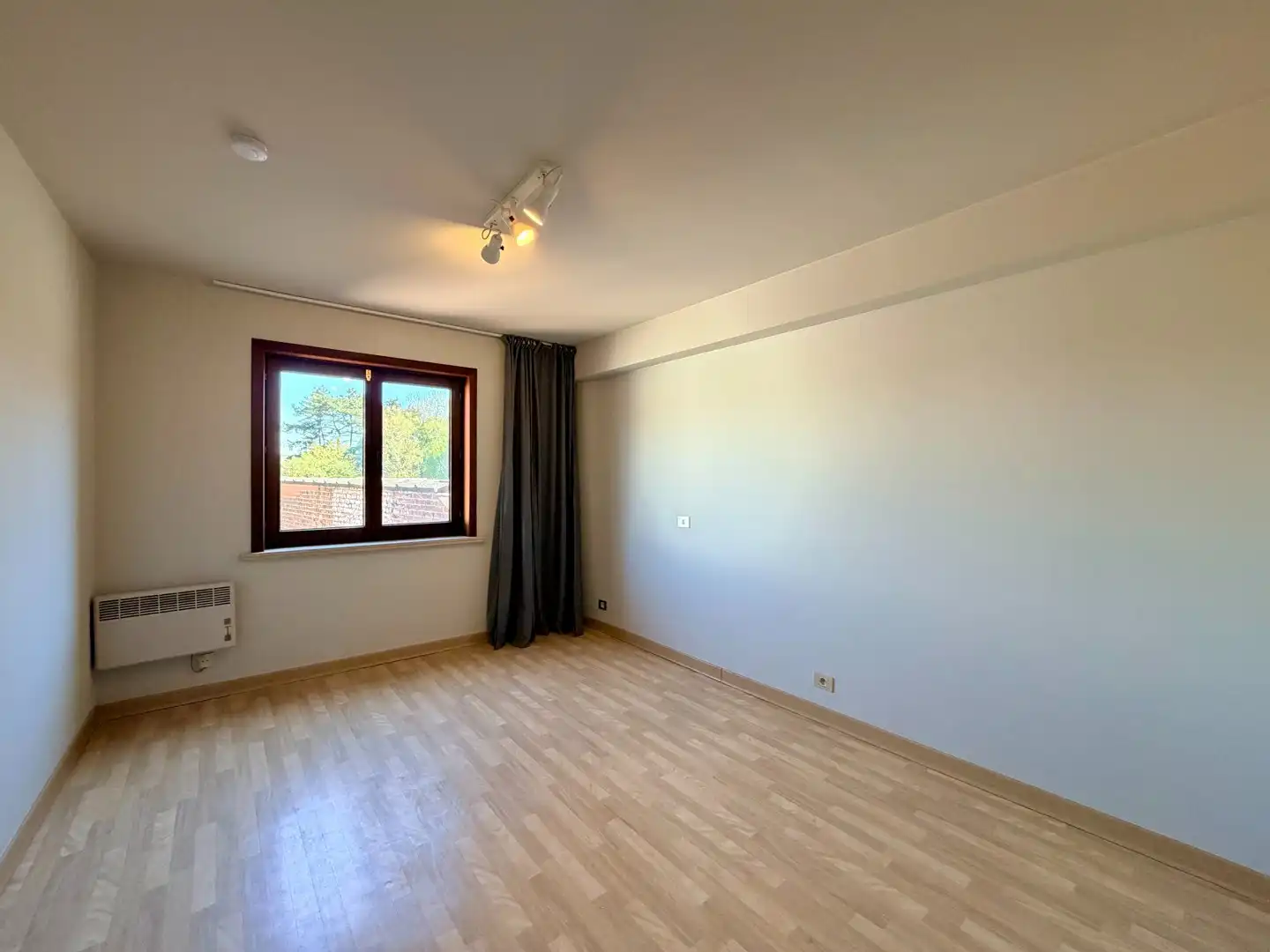 Instapklaar tweeslaapkamerappartement met ruim terras & kelder in centrum Roeselare! foto 9