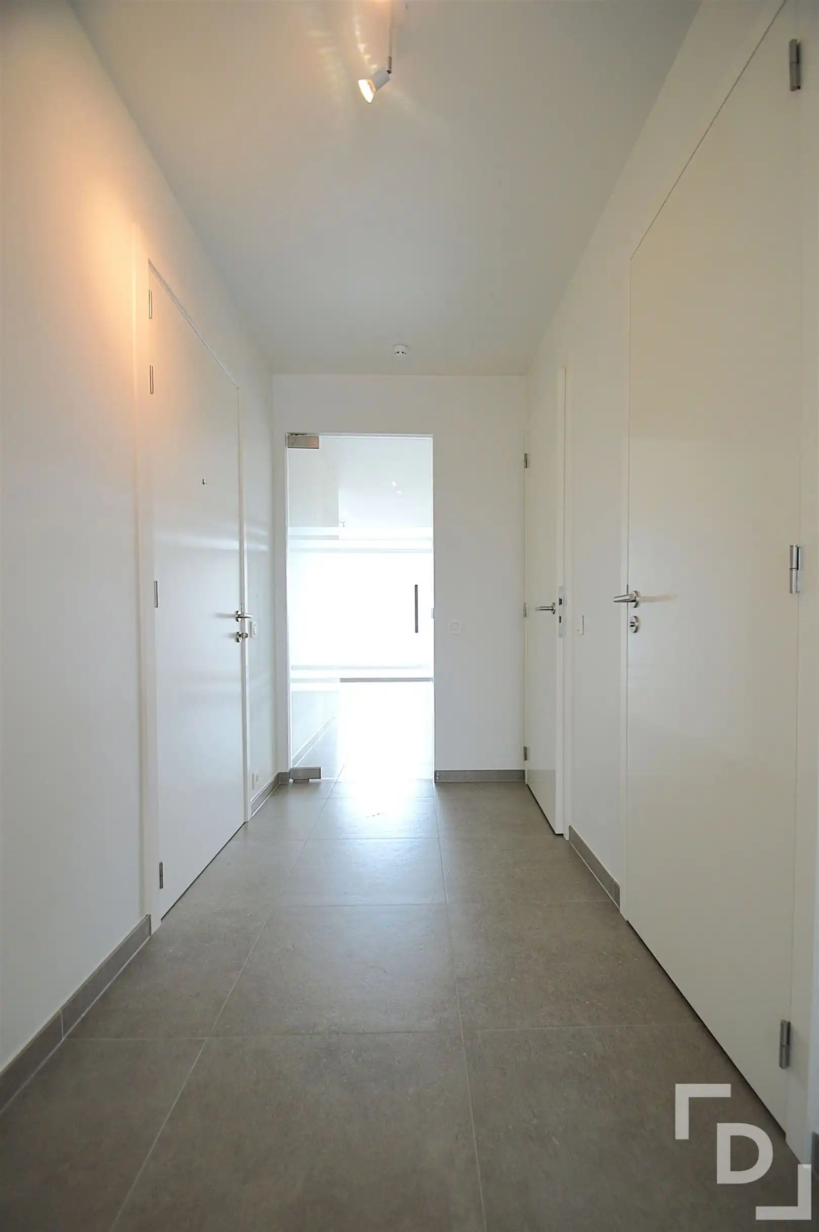 Nieuwbouwappartement met 2 slaapkamers en carport te Ieper foto 8