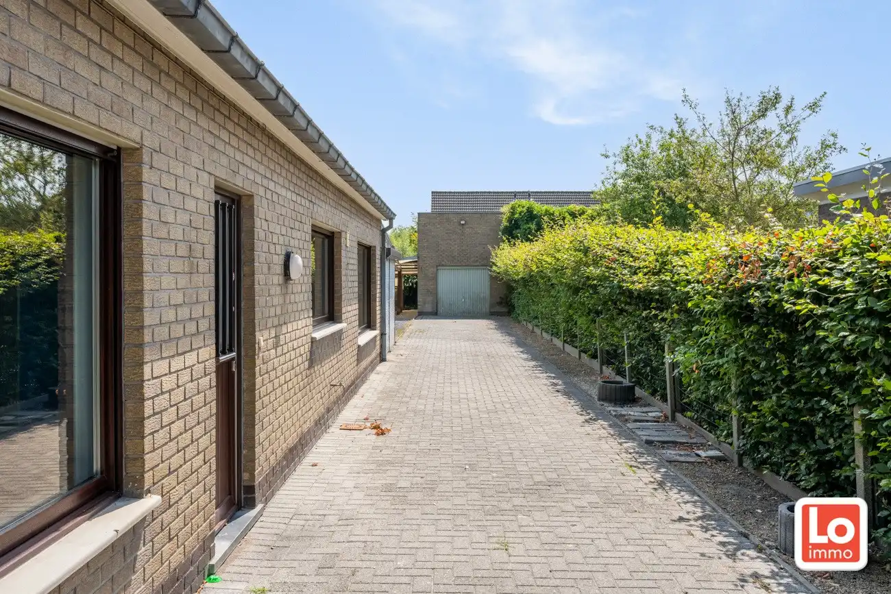 Volledig te renoveren open woning met ruime afzonderlijke garage en tuin op een toplocatie nabij Oude Bareel in Sint-Amandsberg/Oostakker! foto 2