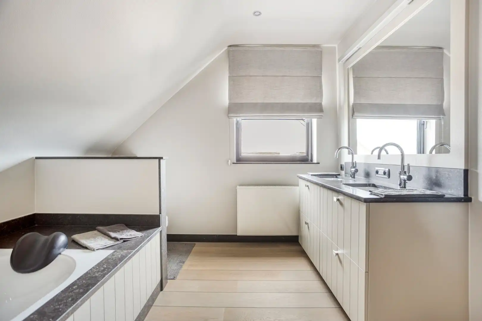 Landelijk en stijlvol wonen in alle rust – Ruime villa met fraai aangelegde tuin foto 17