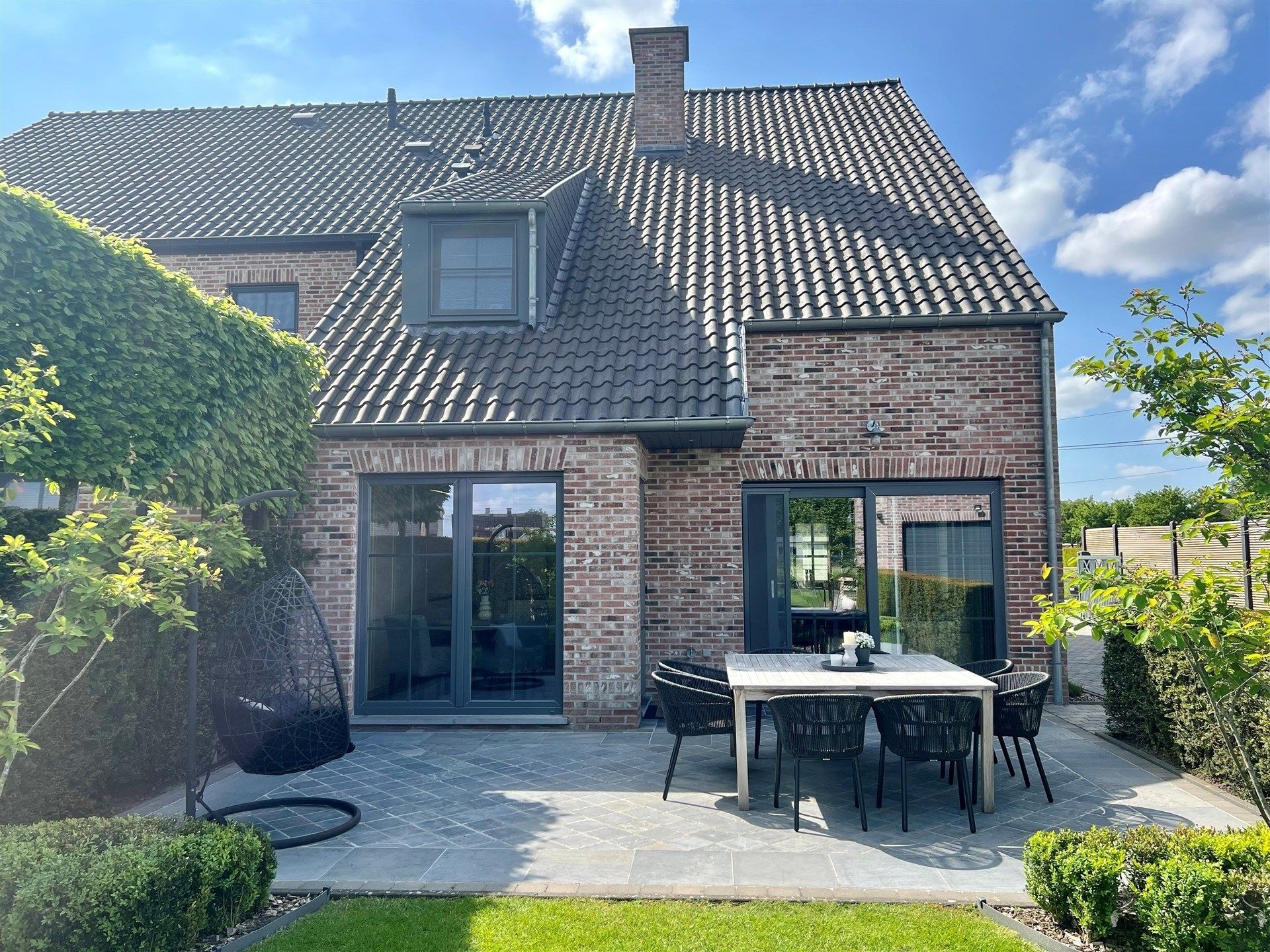 Instapklare gezinswoning 5+ slpk, dubbele garage & EPC A foto 3