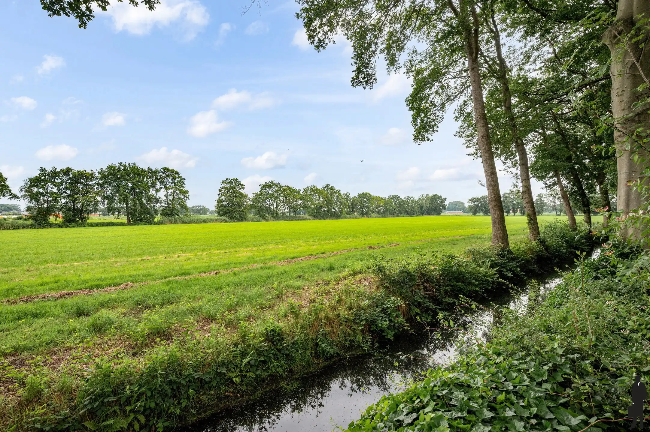 Statige villa op prachtig aangelegd perceel  met 4 slaapkamers en inpandige garage foto 43
