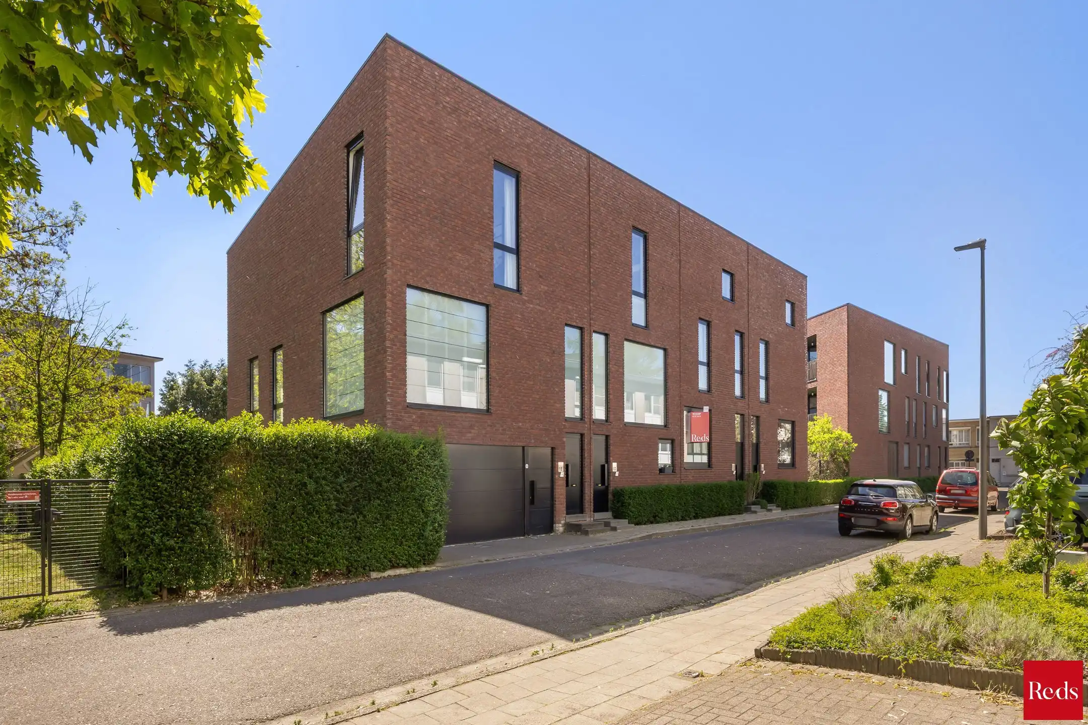 zeer verzorgde woning met 3 slaapkamers, groot terras en ondergrondse parkeerplaats foto {{pictureIndex}}
