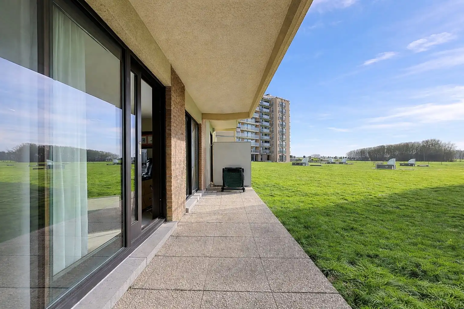Hoofdfoto van de publicatie: Op te knappen appartement met zongericht terras nabij de zee en Havengeul.