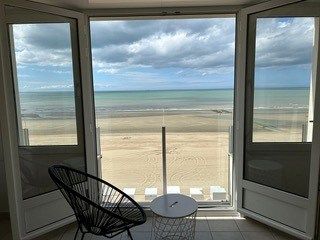 Ruime  studio TE HUUR OP JAARBASIS  met uitstekende ligging op de Zeedijk te Koksijde ! foto {{pictureIndex}}