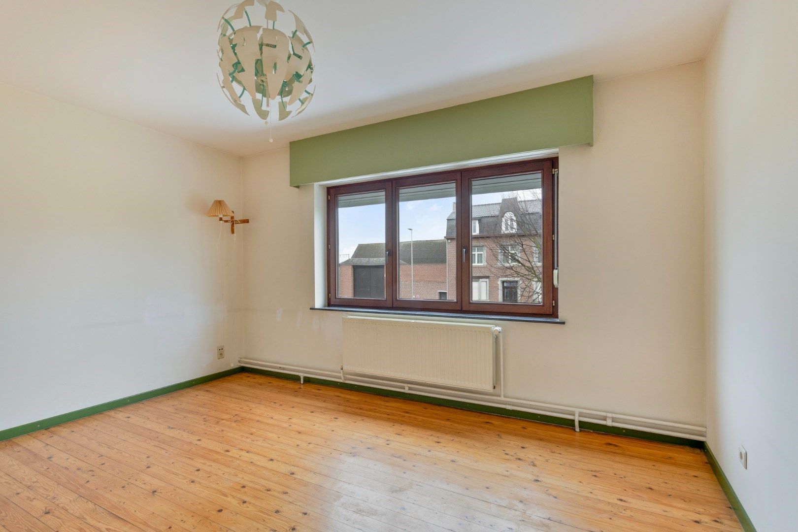 Verrassend ruime woning met knap terras en diepe tuin foto 17