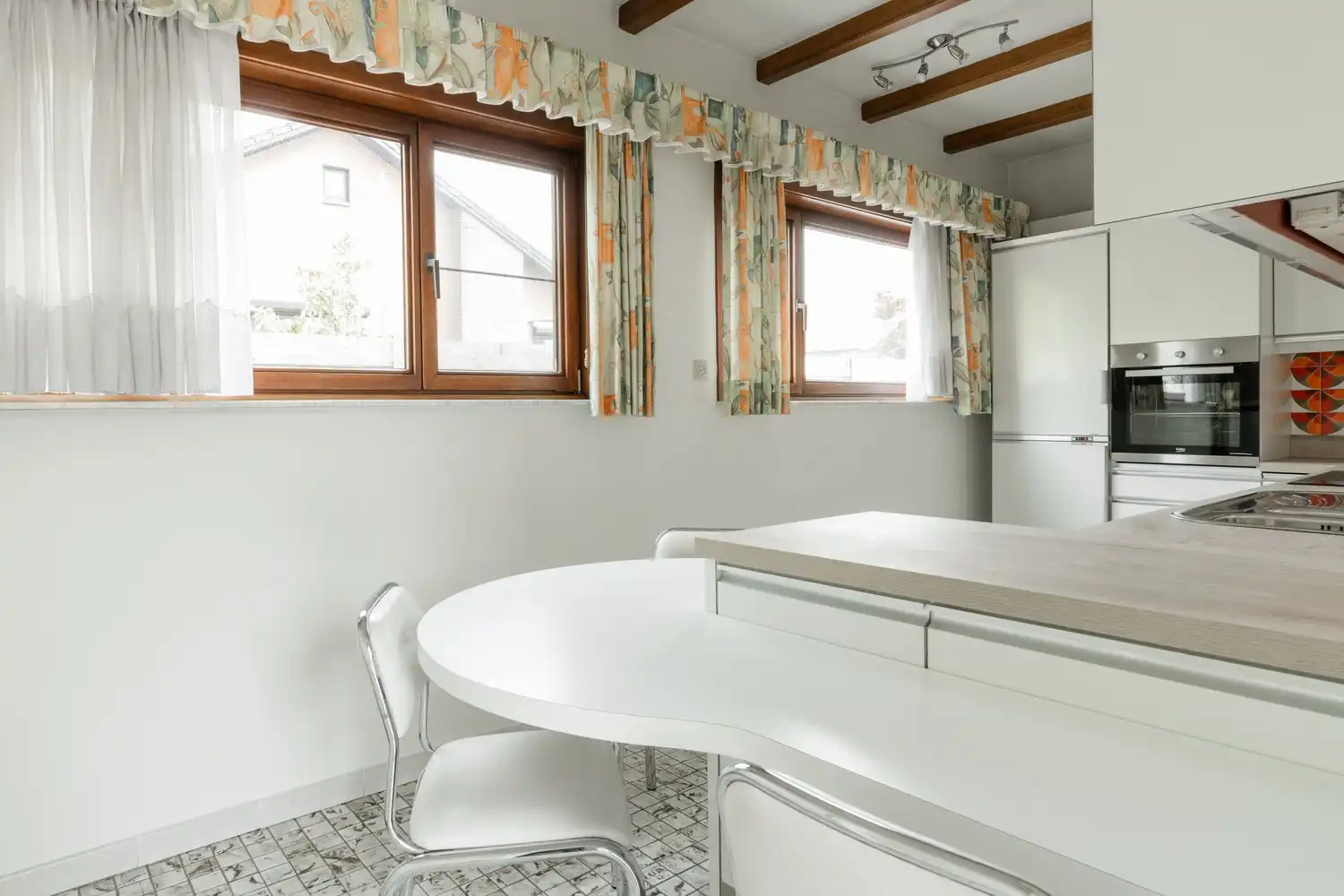 Charmante op te frissen woning van 187 m² op een toplocatie in Pelt! foto 14