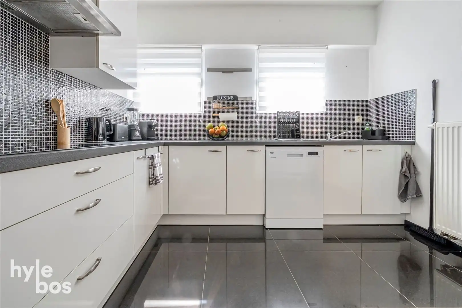 Instapklaar 2 slaapkamer appartement met garage foto 7