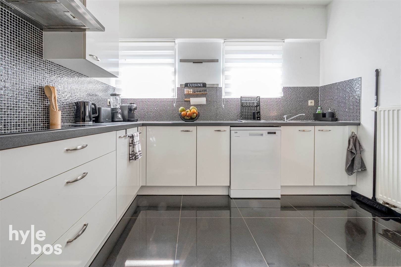 Instapklaar 2 slaapkamer appartement met garage foto 7