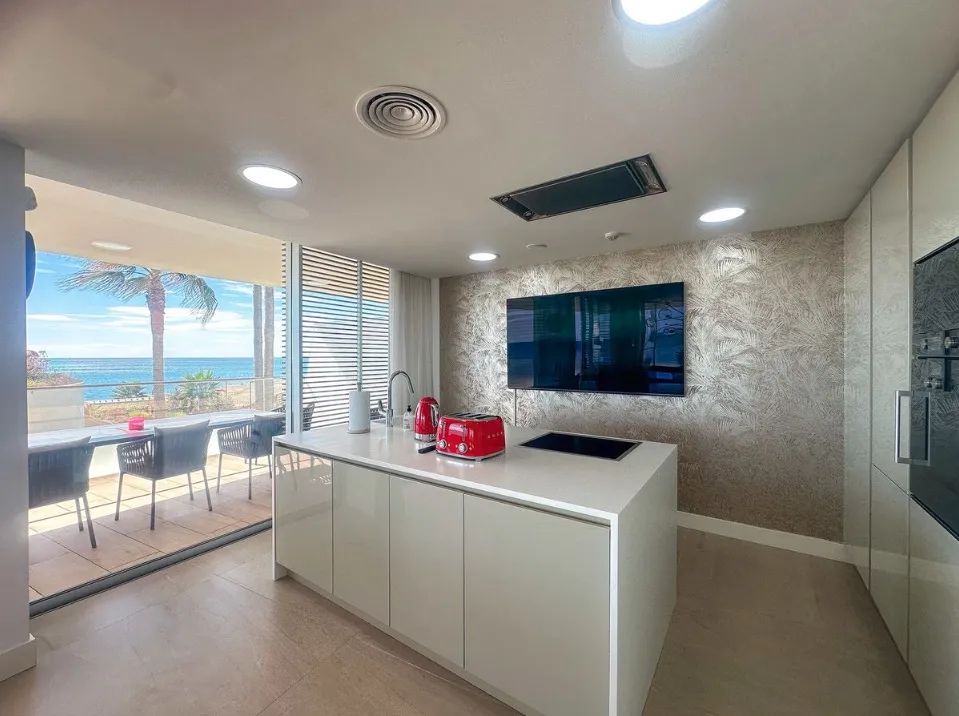 Exclusief frontline beach appartement in Estepona – wonen in pure luxe met spectaculair zeezicht! foto 7