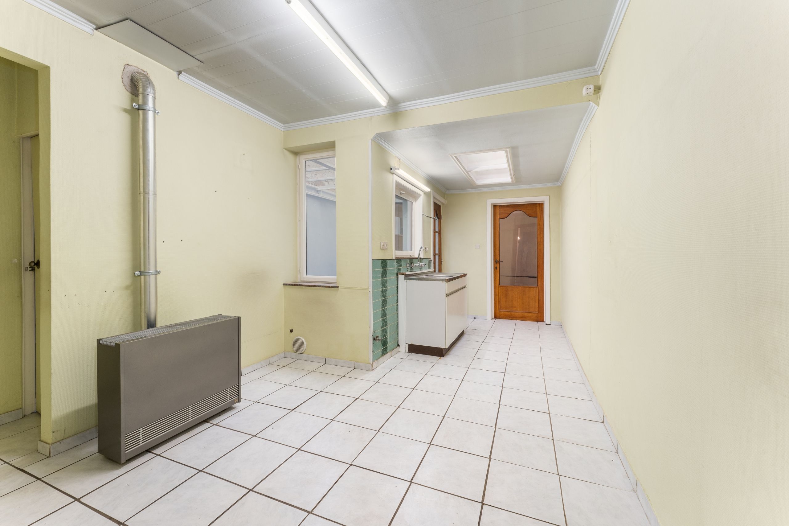 Ruime te renoveren woning met potentieel in hartje Kortrijk foto 9