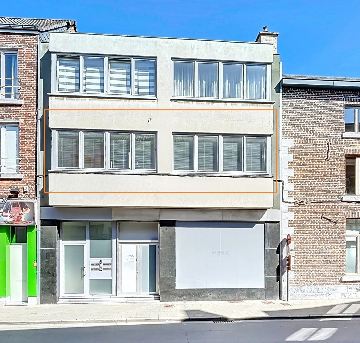 Instapklaar, gerenoveerd 2 slpk. app. met terras in centrum foto 7