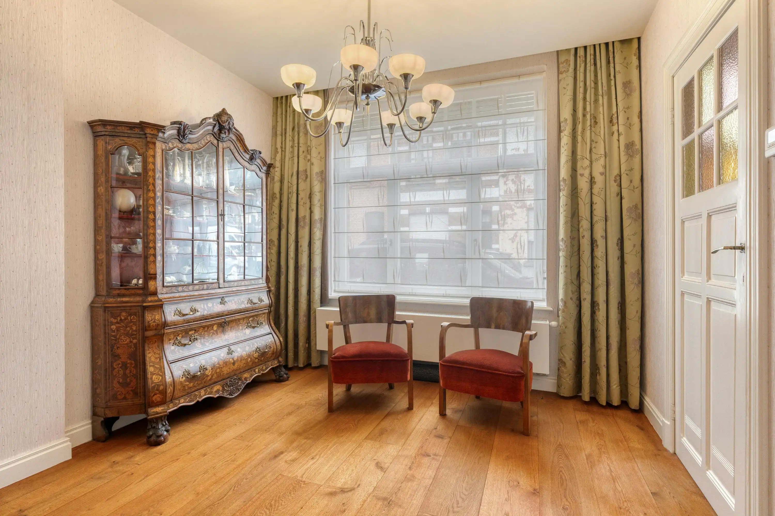 Klassevol huis met 5 slaapkamers, 3 badkamers, garage en ruime tuin te Sint-Kruis (Brugge) foto 8