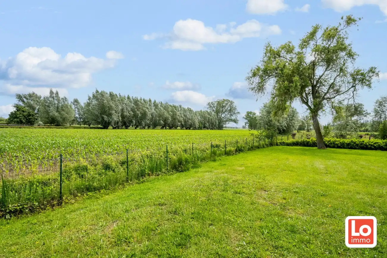 Landelijke te renoveren halfopen gelijkvloerse woning met inpandige garage en grote tuin met open zicht op een makkelijk bereikbare locatie in Zeveneken! foto 3