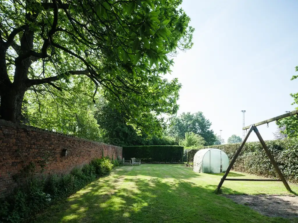 Charmante gezinswoning met oprit en dubbele garage op een rustig perceel van ca. 1632 m² foto 10