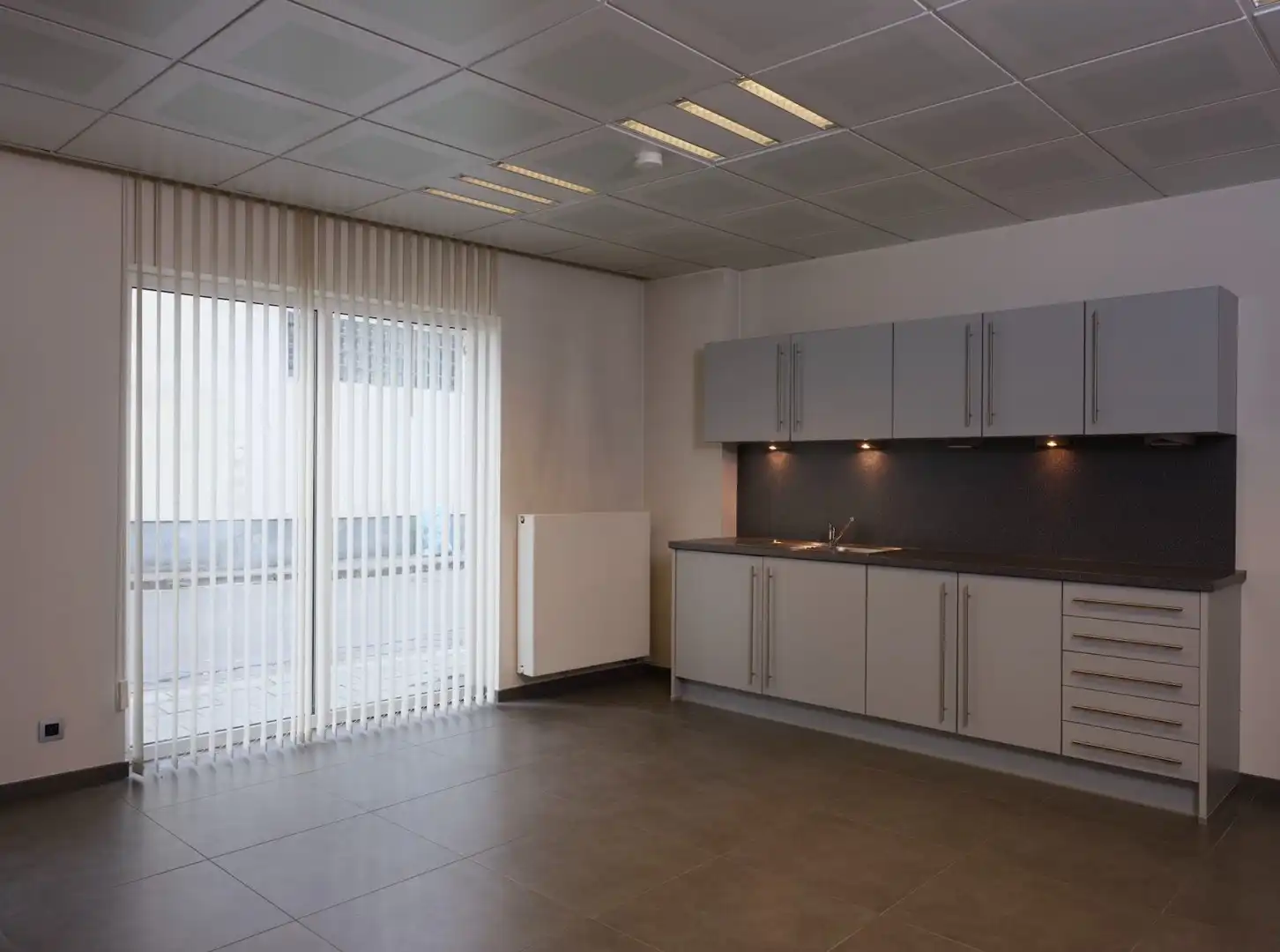 Centraal gelegen gelijkvloerse kantoorruimte te Aalst foto 4