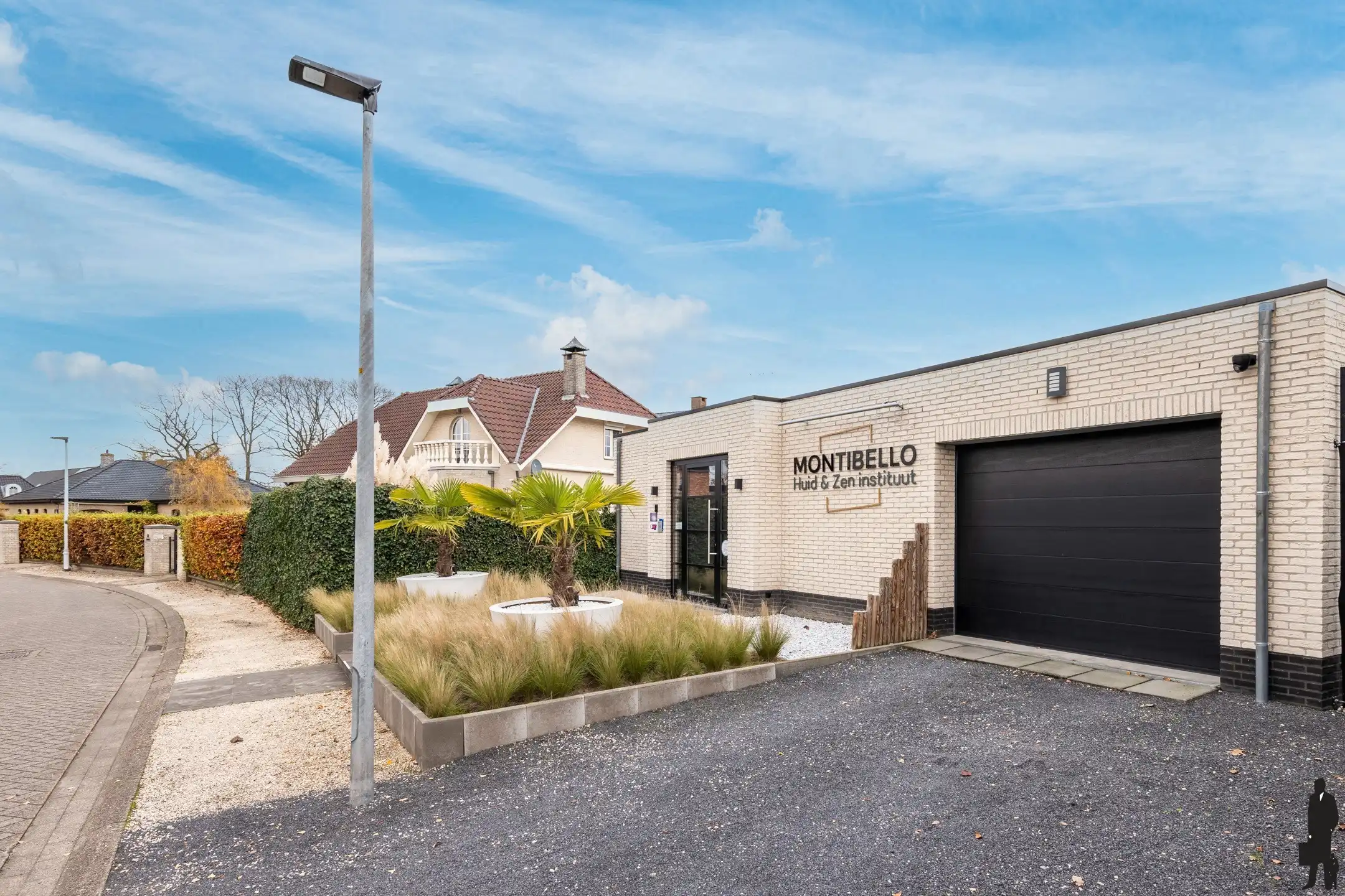 Unieke praktijkruimte met ruime villa, buitenzwembad in grensstreek foto 6