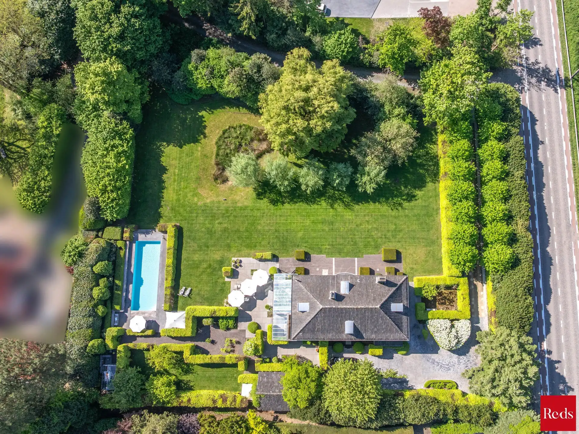 Statige luxevilla op royaal perceel van 3.877 m² met zwembad foto 3