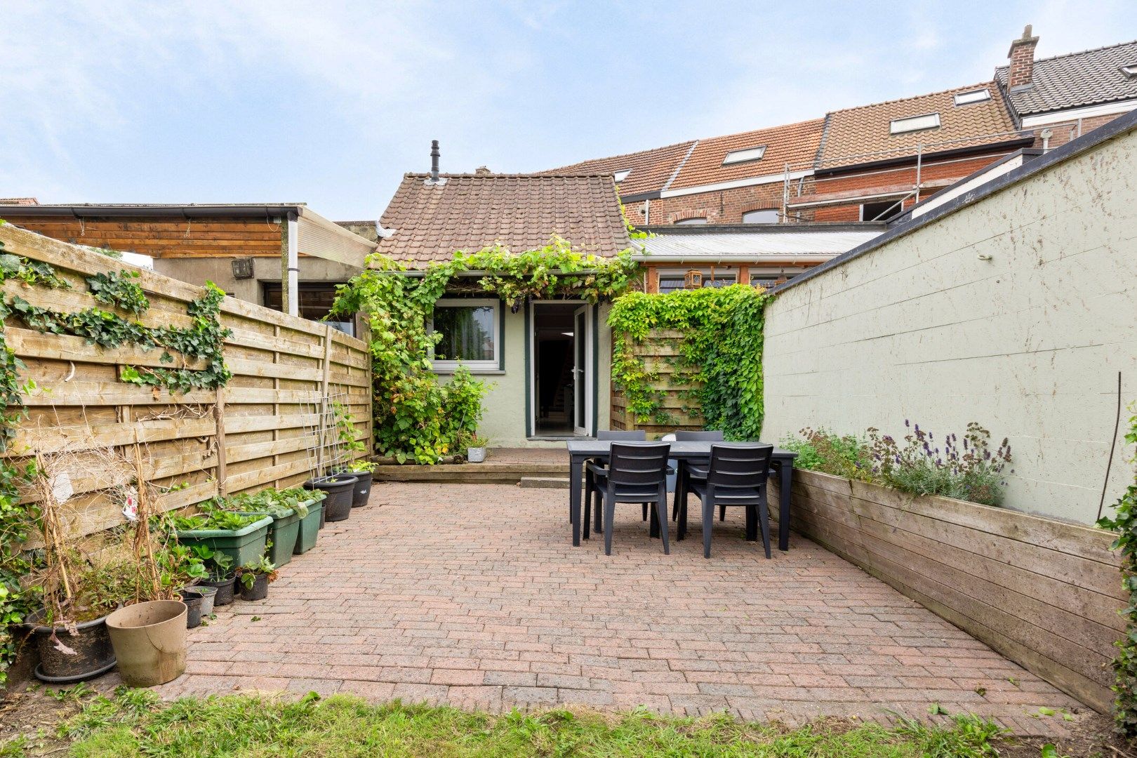 Instapklare rijwoning met 3 slaapkamers en prachtige ruime tuin met terras op topligging foto 28