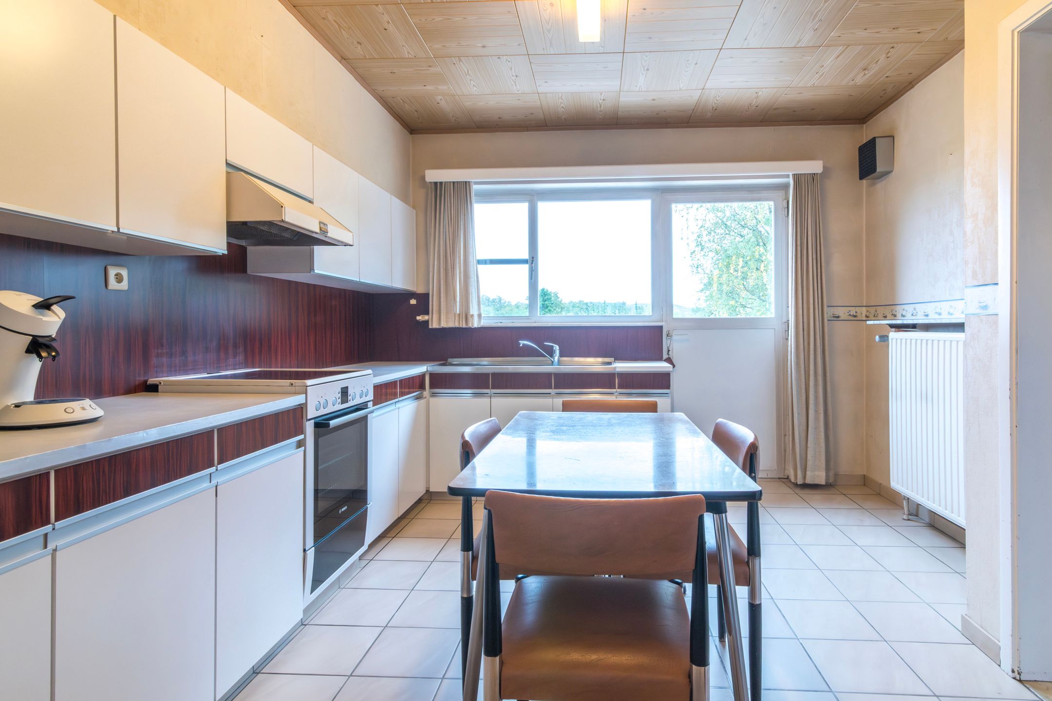 Split-level woning met grote tuin en vrij uitzicht foto 12