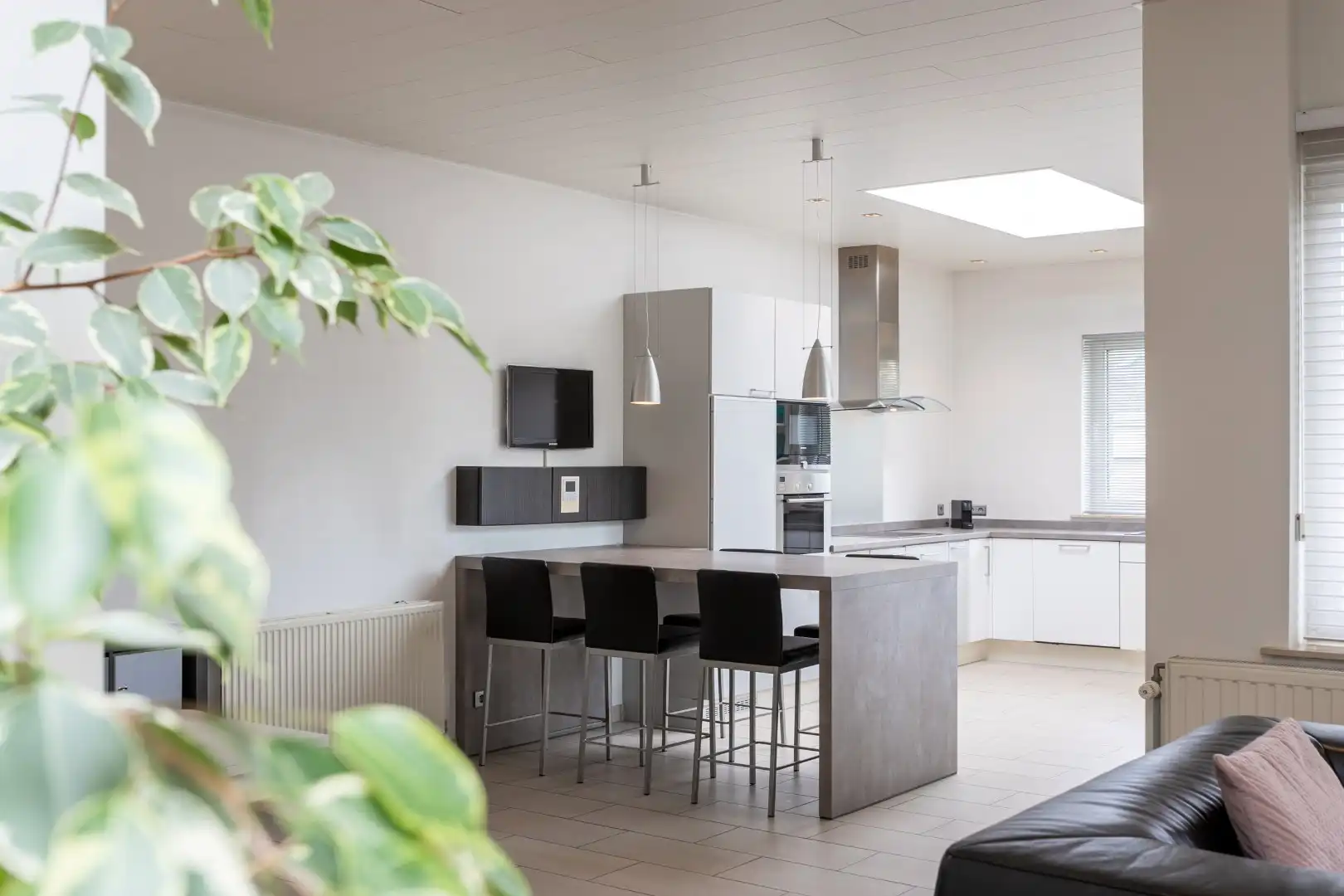 Deels gerenoveerde woning met tuin en garage op gunstige ligging te Halle foto 11