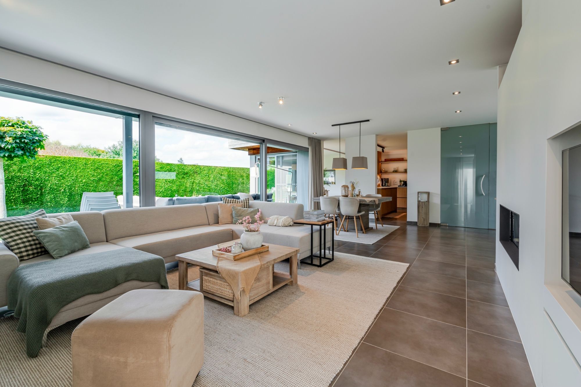 BEZOEKMOMENT ZATERDAG 30/08 VAN 11U TOT 13U | Eigentijdse high end villa met tuin, ruim terras & dubbele garage foto 4