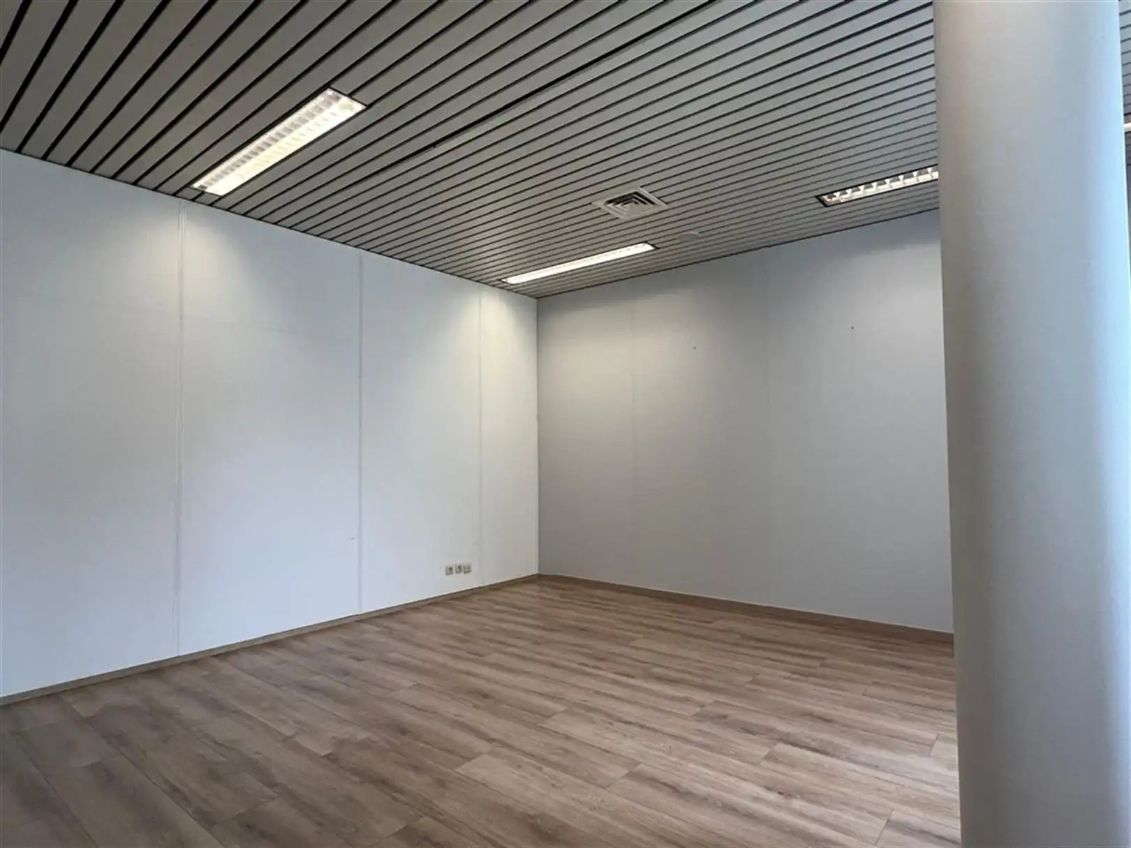 Kantoorgebouw gelegen aan de E19, A12 en E17 foto 8