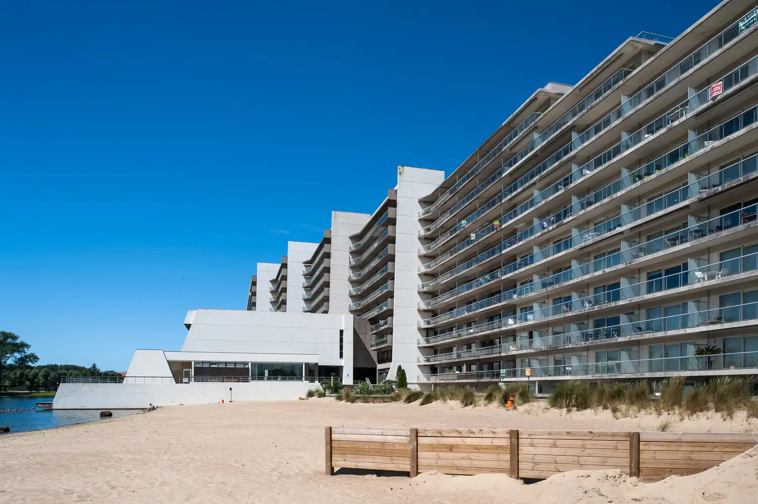 Vernieuwd 1 slaapkamerappartement met open zichten en groot terras foto 13