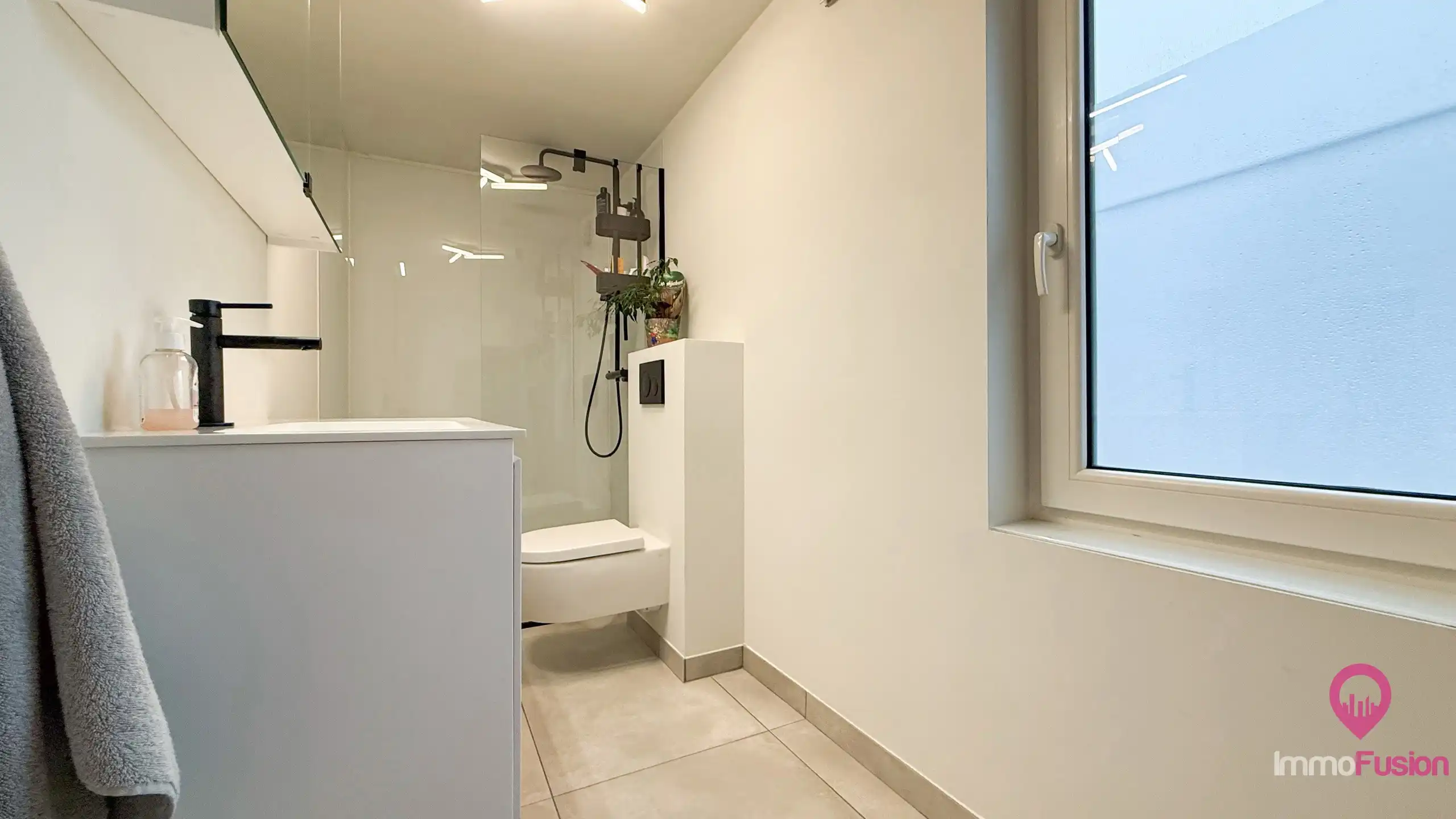 Ruime instapklare open bebouwing met 2 badkamers op 9a grond foto 31