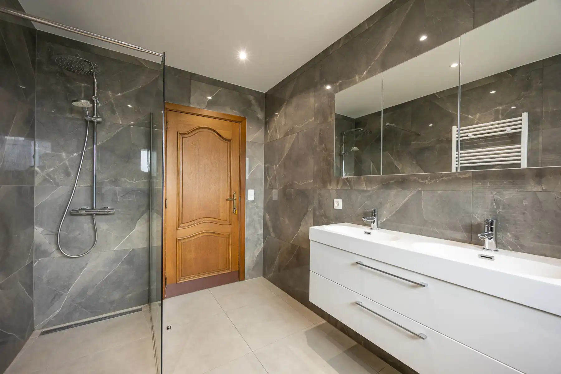 Verrassend ruime woning met 6 slaapkamers en 2 badkamers foto 14