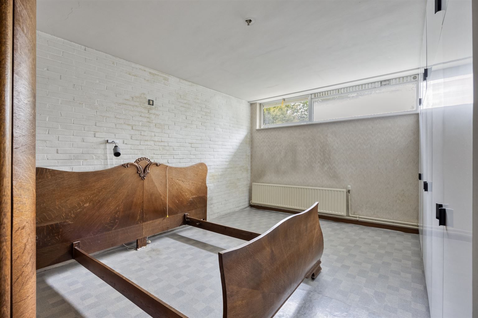 Vrijstaande woning in 70s stijl op een uniek perceel van 15a93ca met 5 slaapkamers, inpandige garage en riante tuin, gelegen op een rustige toplocatie nabij het centrum van Maaseik. foto 14