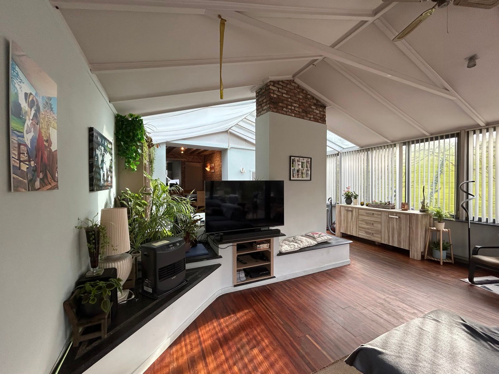 Op te frissen/ te renoveren woning nabij verbindingswegen foto 2