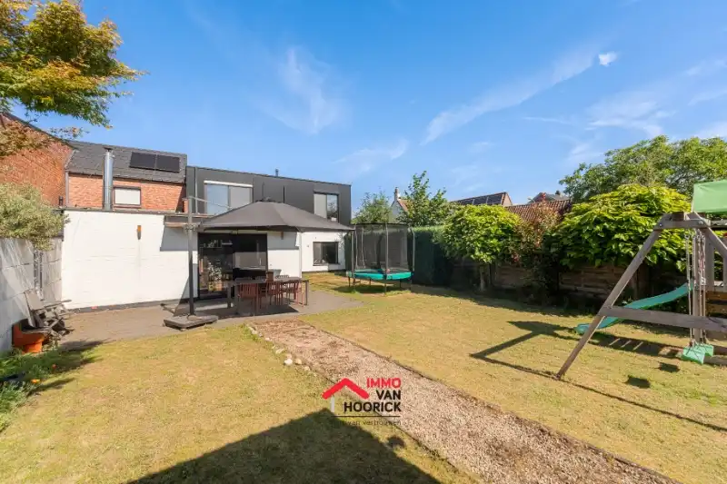 Instapklare woning met 5 slpkmrs en nieuw dak!!! foto {{pictureIndex}}