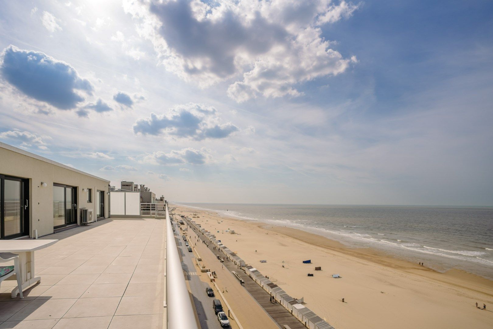 Unieke penthouse met frontaal zeezicht en ruim terras.  foto 4