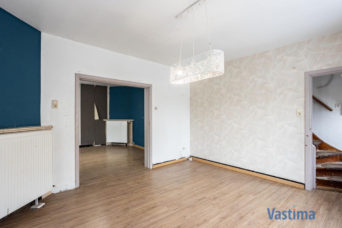 Te renoveren gezinswoning met potentieel op een gunstige locatie foto 4