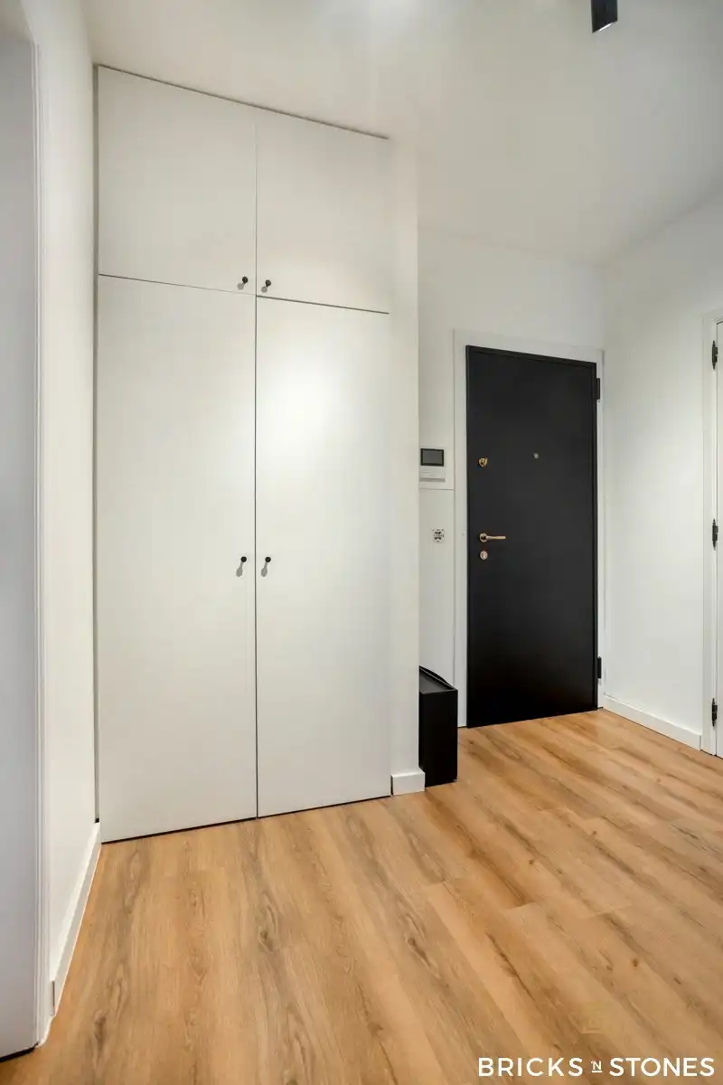 Gerenoveerd 2-slaapkamer appartement met terras foto 7