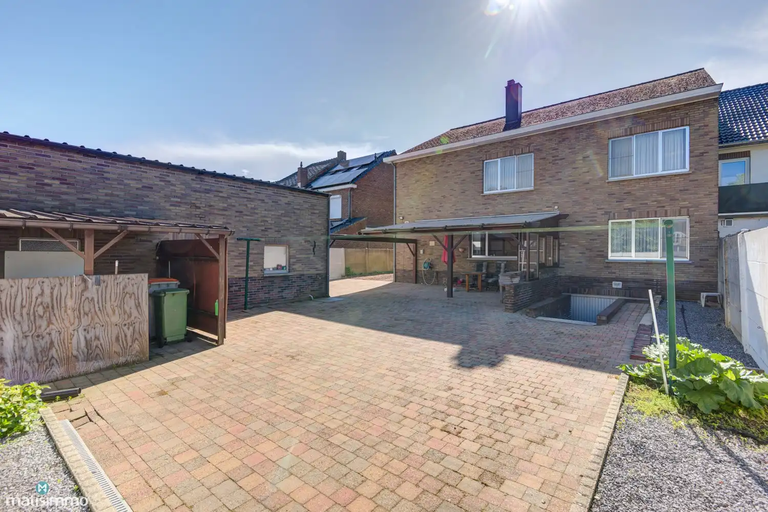 ZEER RUIME WONING MET 5 SLAAPKAMERS, HANDELSRUIMTE EN GROTE VRIJSTAANDE GARAGE OP GUNSTIGE LOCATIE IN LANAKEN foto 46
