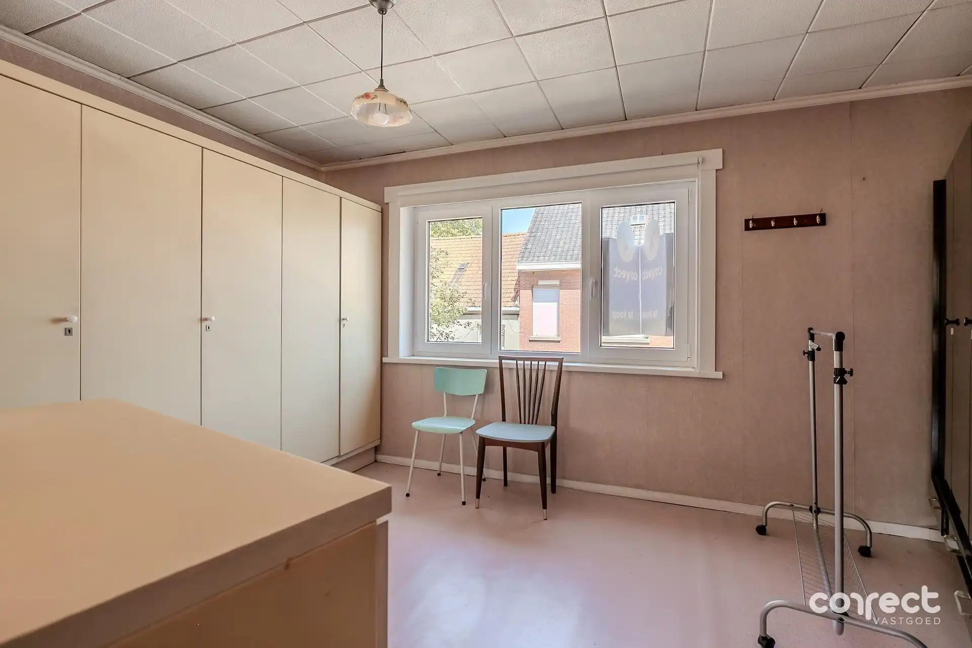 Centraal gelegen, verzorgde solide woning op een groot perceel. foto 10