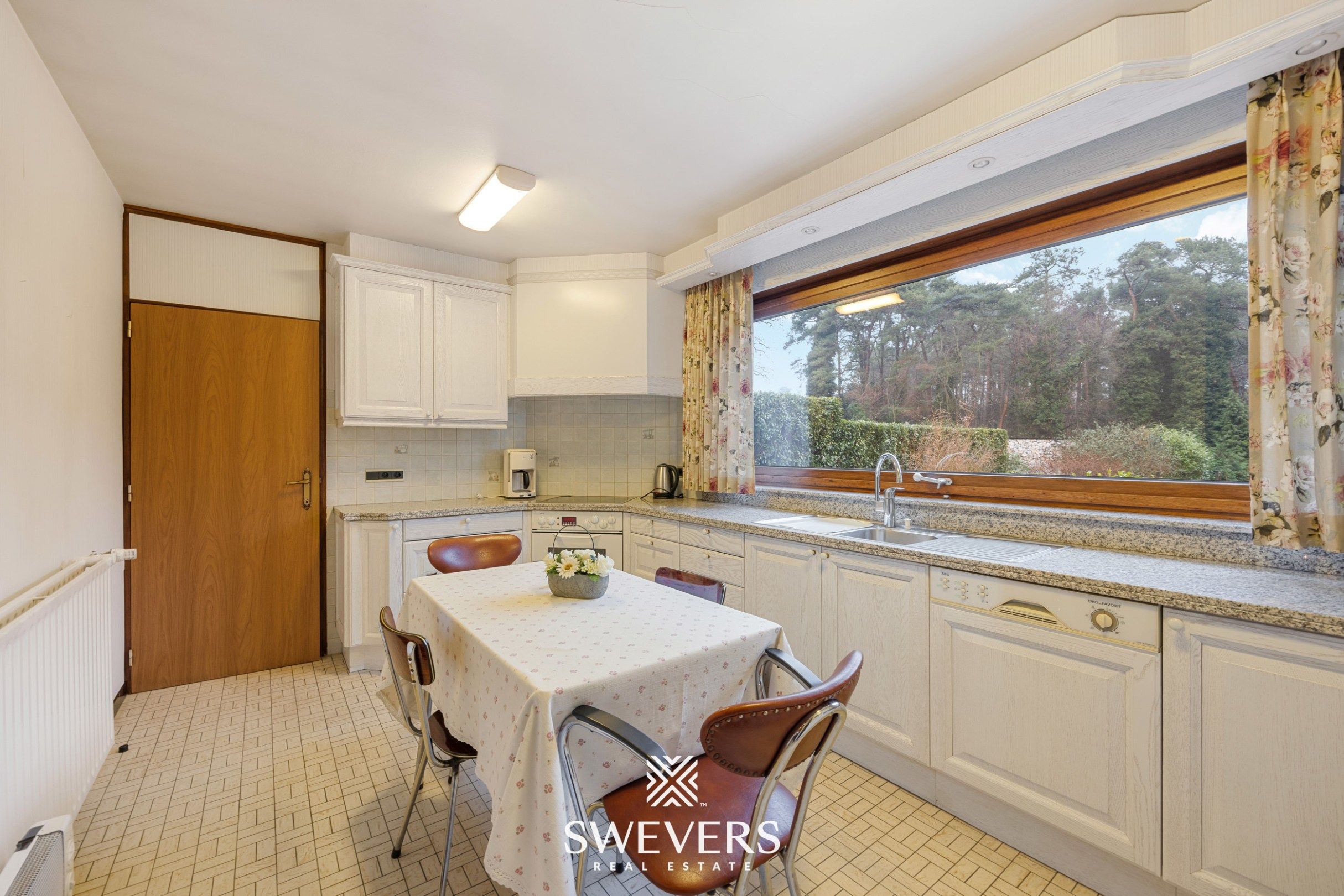 Vrijstaande woning met 329 m² wooncomfort, praktijkruimte en grote tuin foto 9