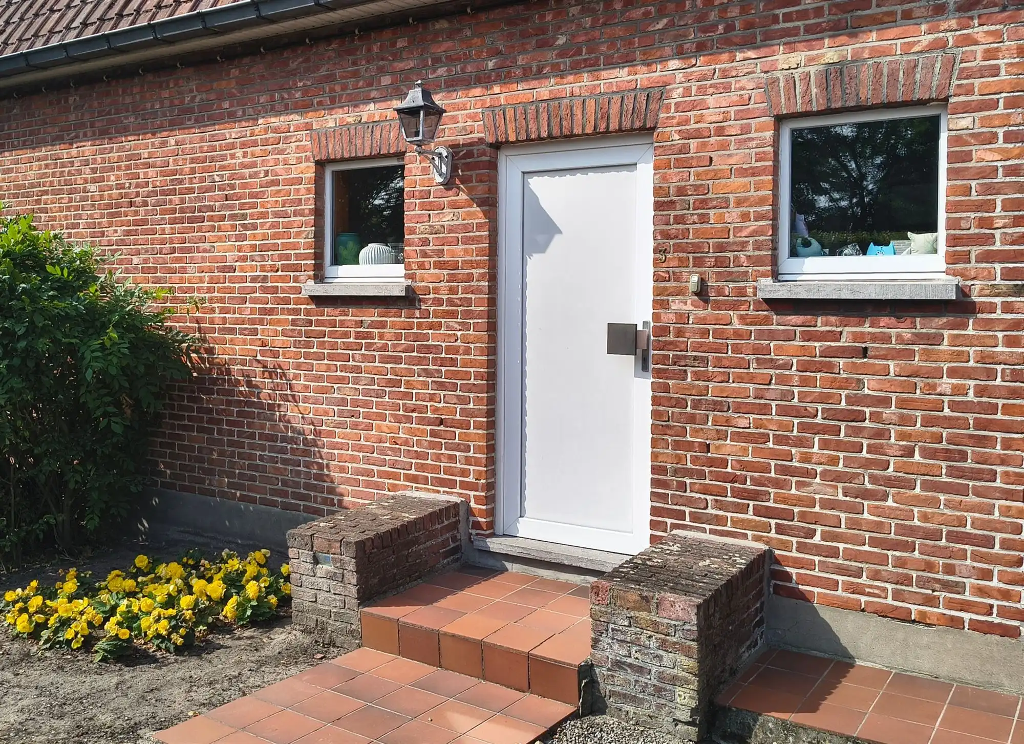 Landelijk woonhuis met 2 slaapkamers, grote tuin en carport/berging foto 3