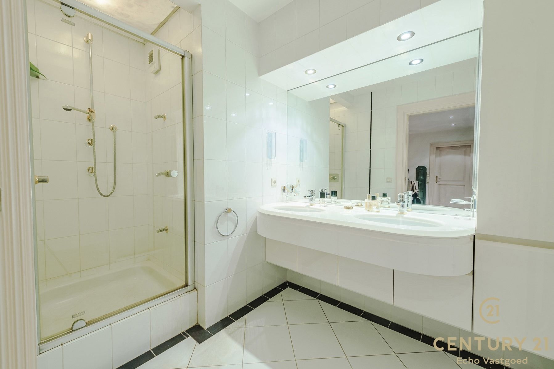 Karaktervol landhuis met prachtige tuin van ca 2128m² foto 19