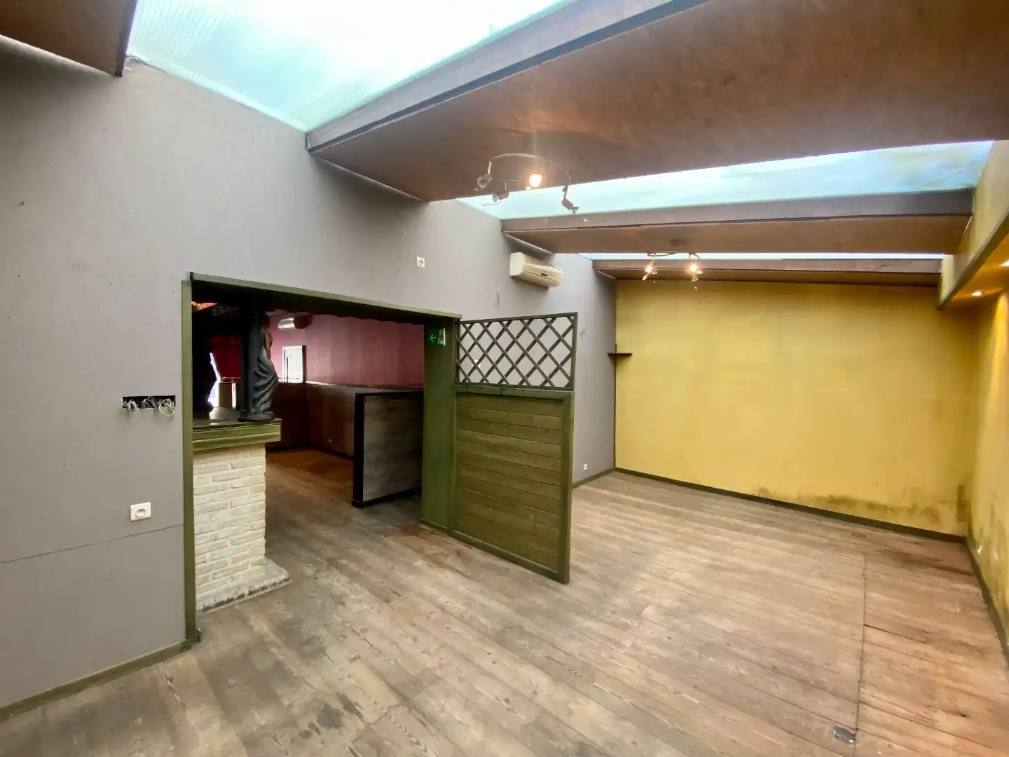 RUIM HANDELSPAND MET TAL VAN MOGELIJKHEDEN OP CENTRUM LOCATIE foto 6