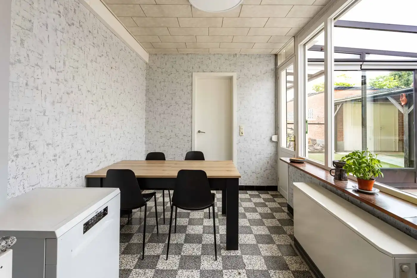Welkom in deze toffe ruime gezinswoning op een toplocatie in Zwevegem!  foto 8