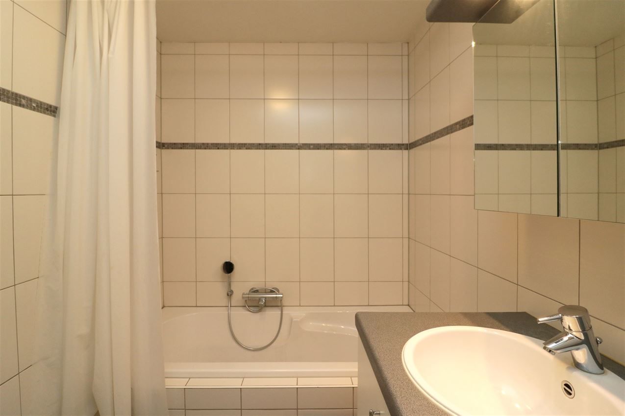 Duplex-appartement met 2 slpk., terras, autostaanplaats in centrum foto 24