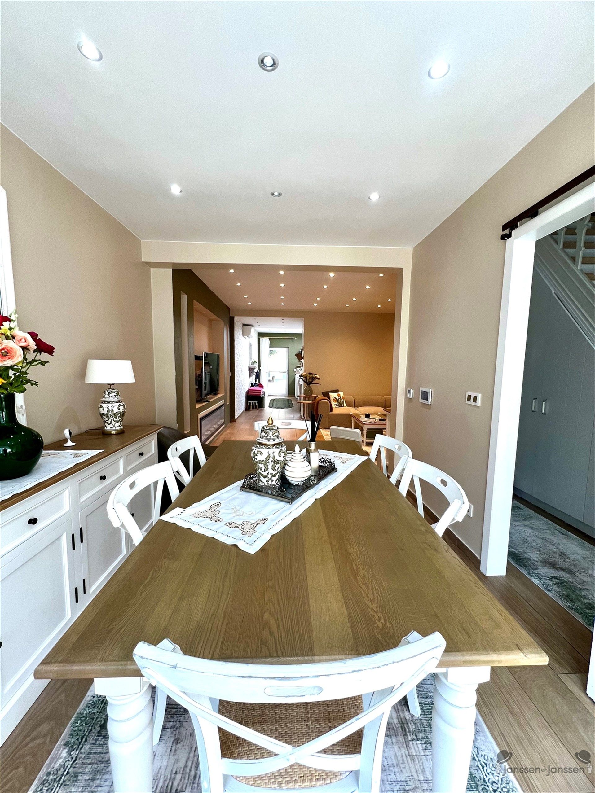 Gerenoveerde rijwoning met 3 slaapkamers & tuin foto 3