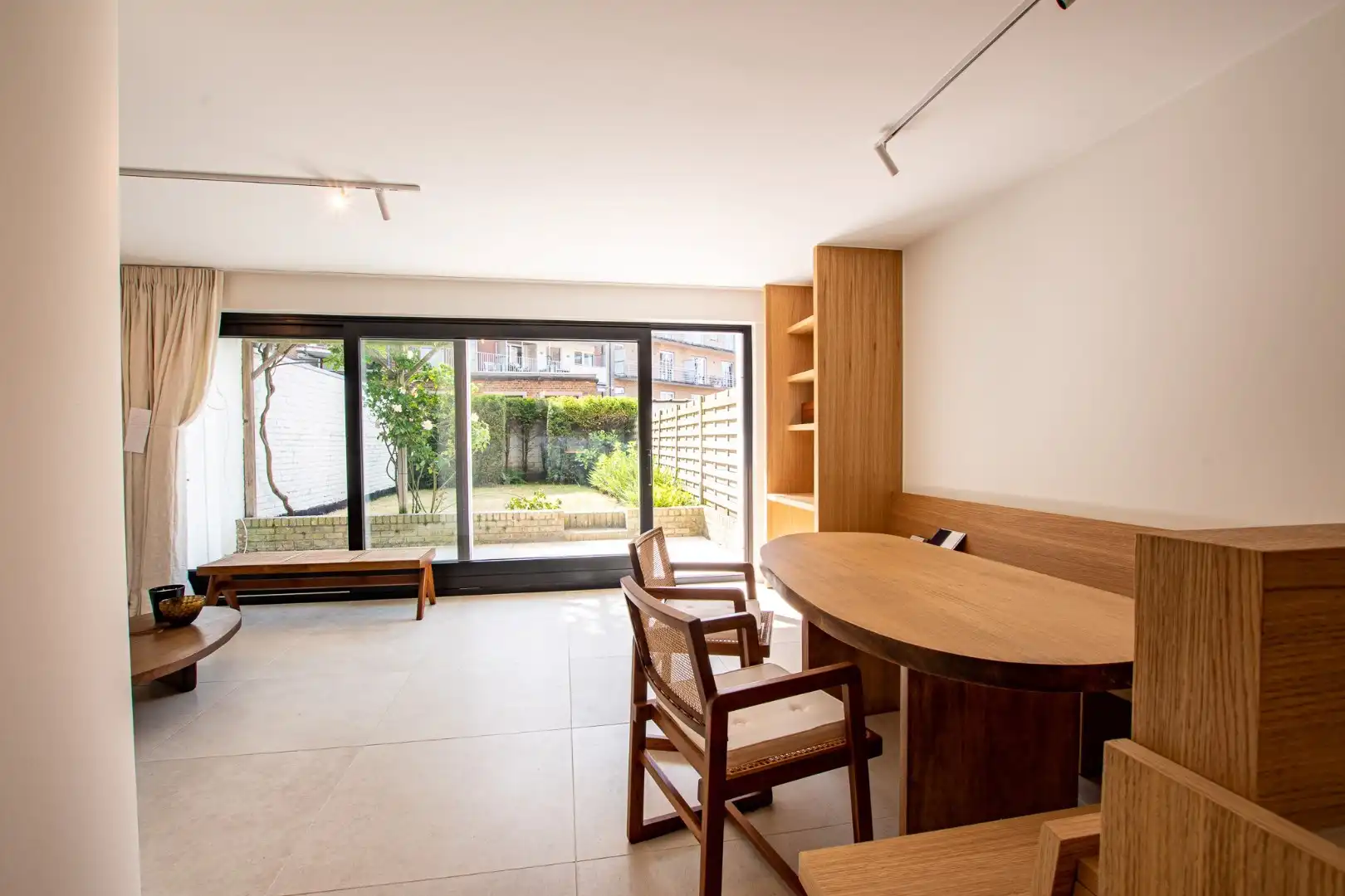 Prachtig gerenoveerd appartement op een centrale ligging met terras en tuin foto 2