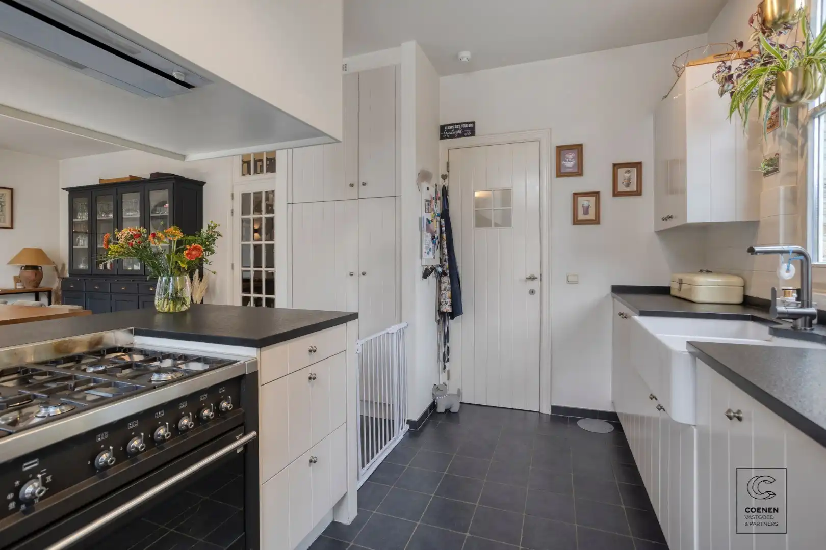 Prachtige woning met een bew. opp. van 302 m², 6 slpk, 3 bk en prachtige tuin met zwembad  foto 6