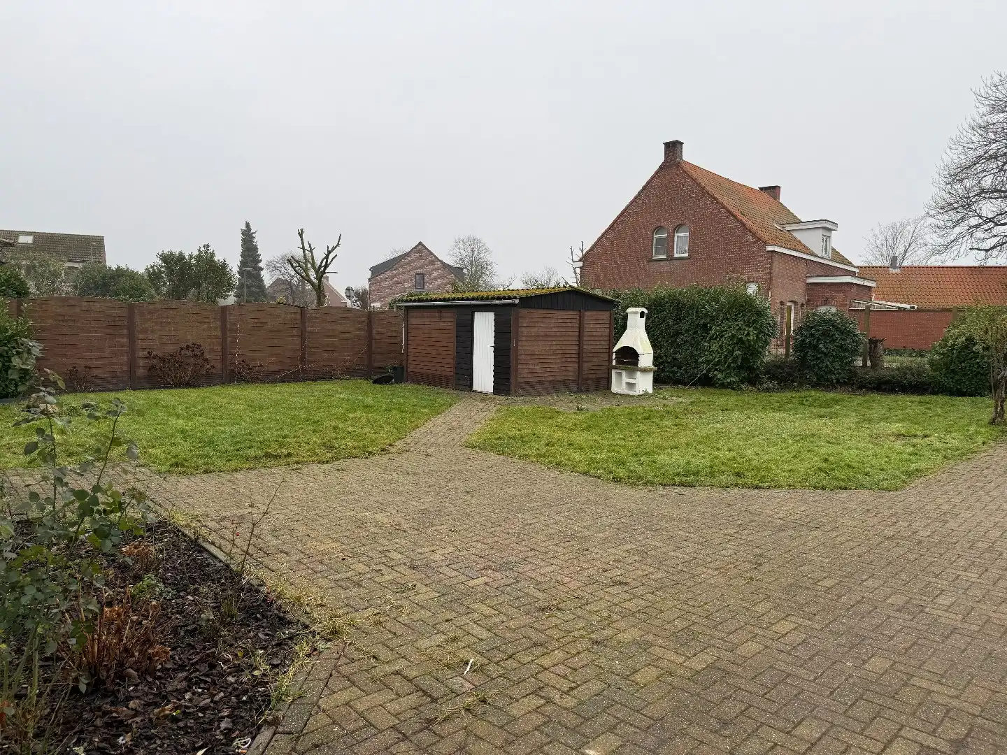Laagbouwwoning met 2 slpk, carport en tuin foto 3