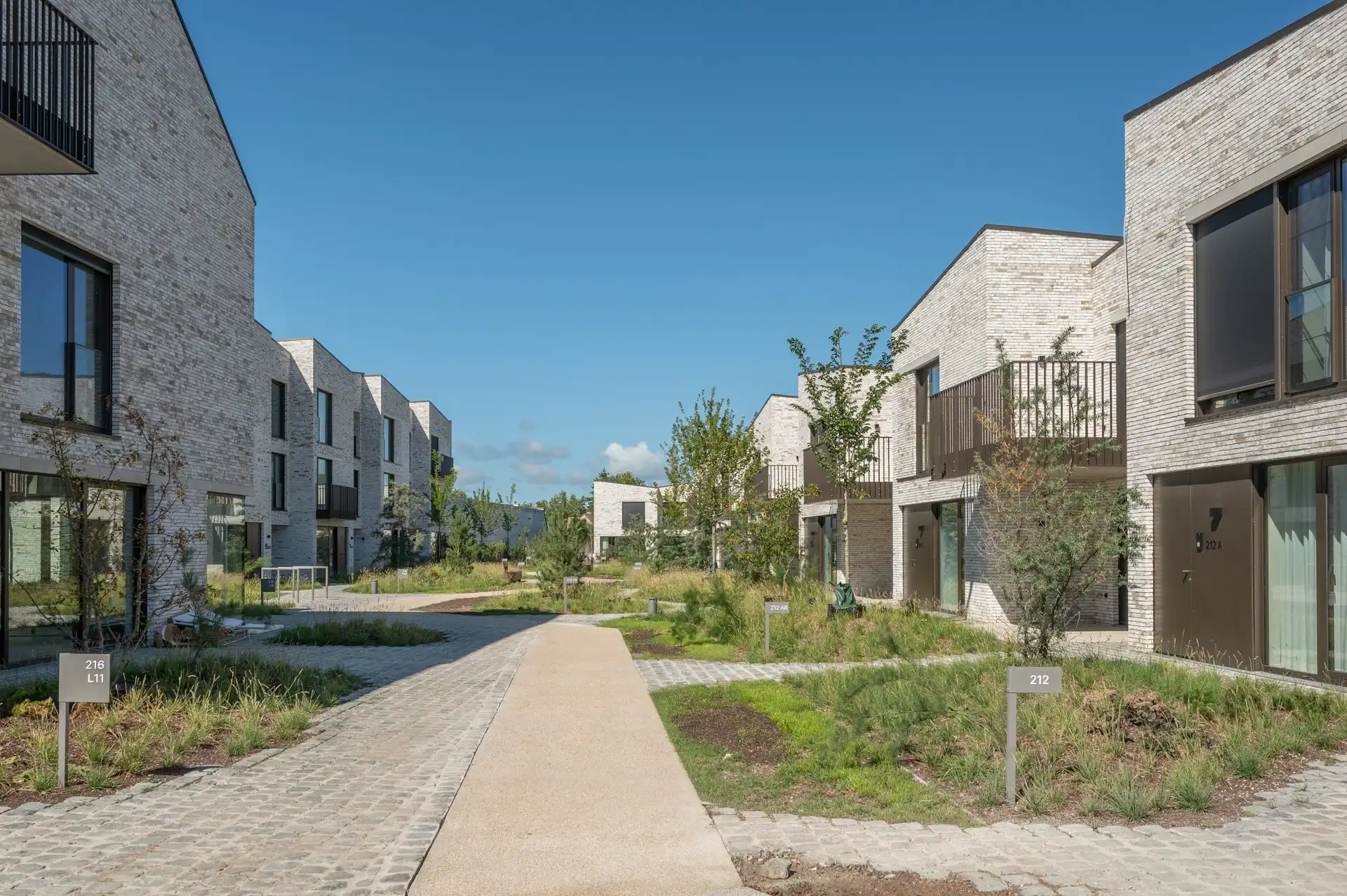 Architecturale BEN-woning met 3 bouwlagen in groene parkomgeving foto 2