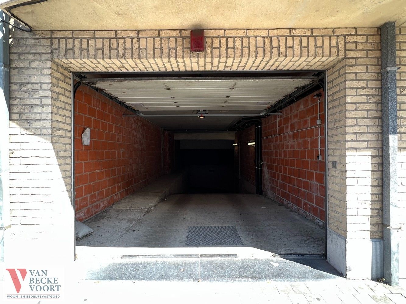 Garage te koop Torhoutsesteenweg 392-394 - 8400 Oostende